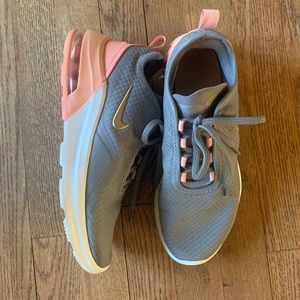 Women’s 7.5 Nike Air Max Motion 2
